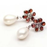 A pair of 925 silver drop earrings set with pear cut garnets and pearls, L. 3.2cm.
