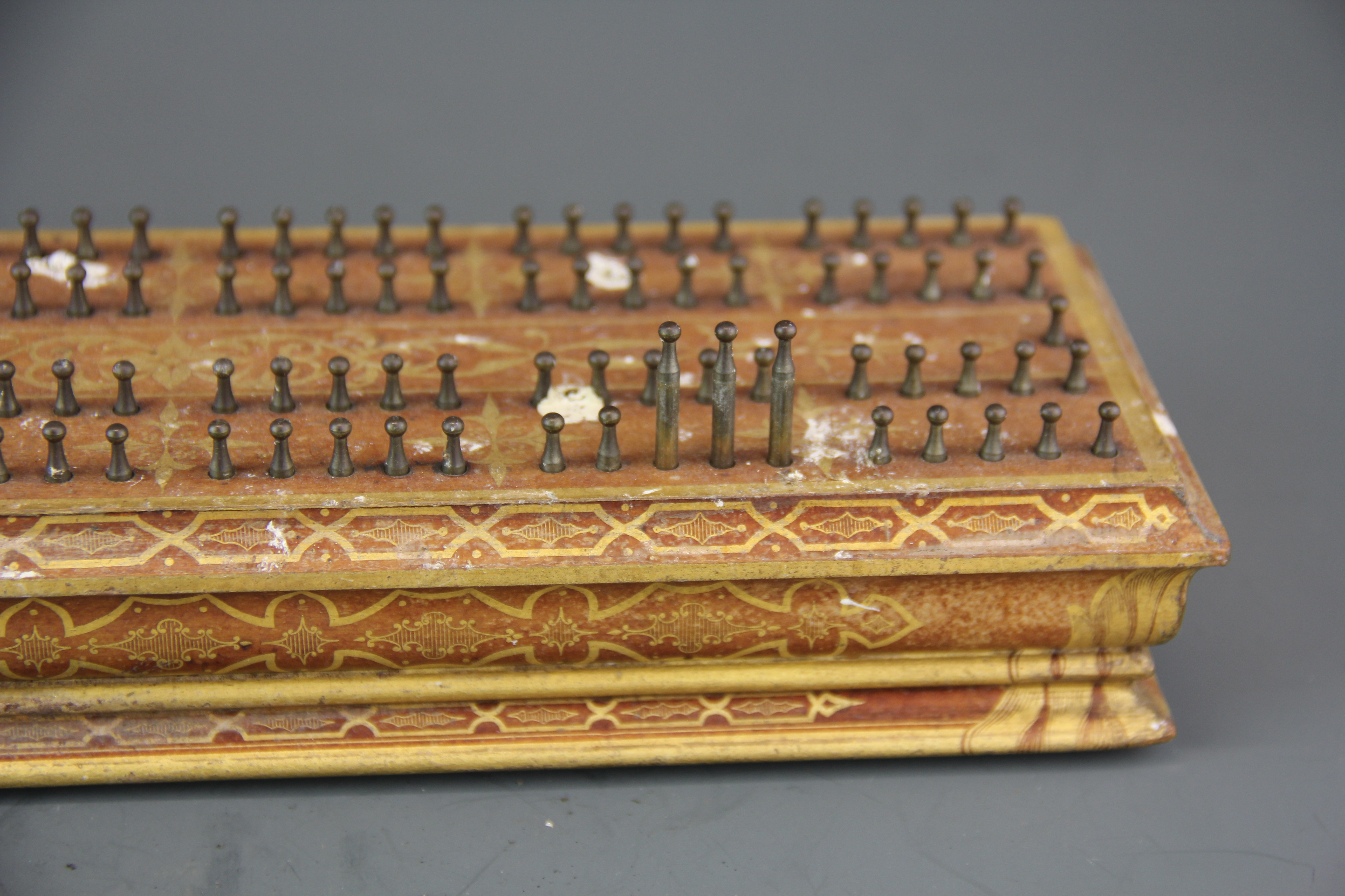 An unusual 19th century fixed peg cribbage score board by H. Brooks & Co, 28 x 9 x 5cm. - Image 3 of 3