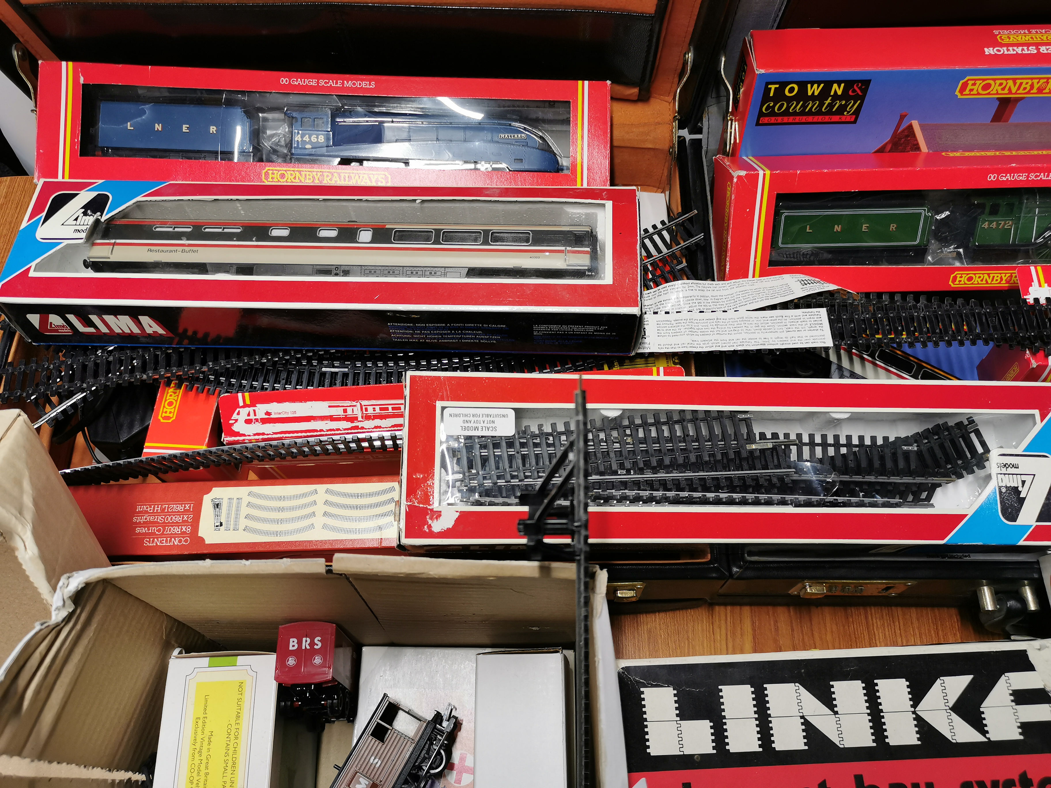 A quantity of Hornby 00 gauge railway items with Linka building kits and Airfix models. - Image 2 of 4