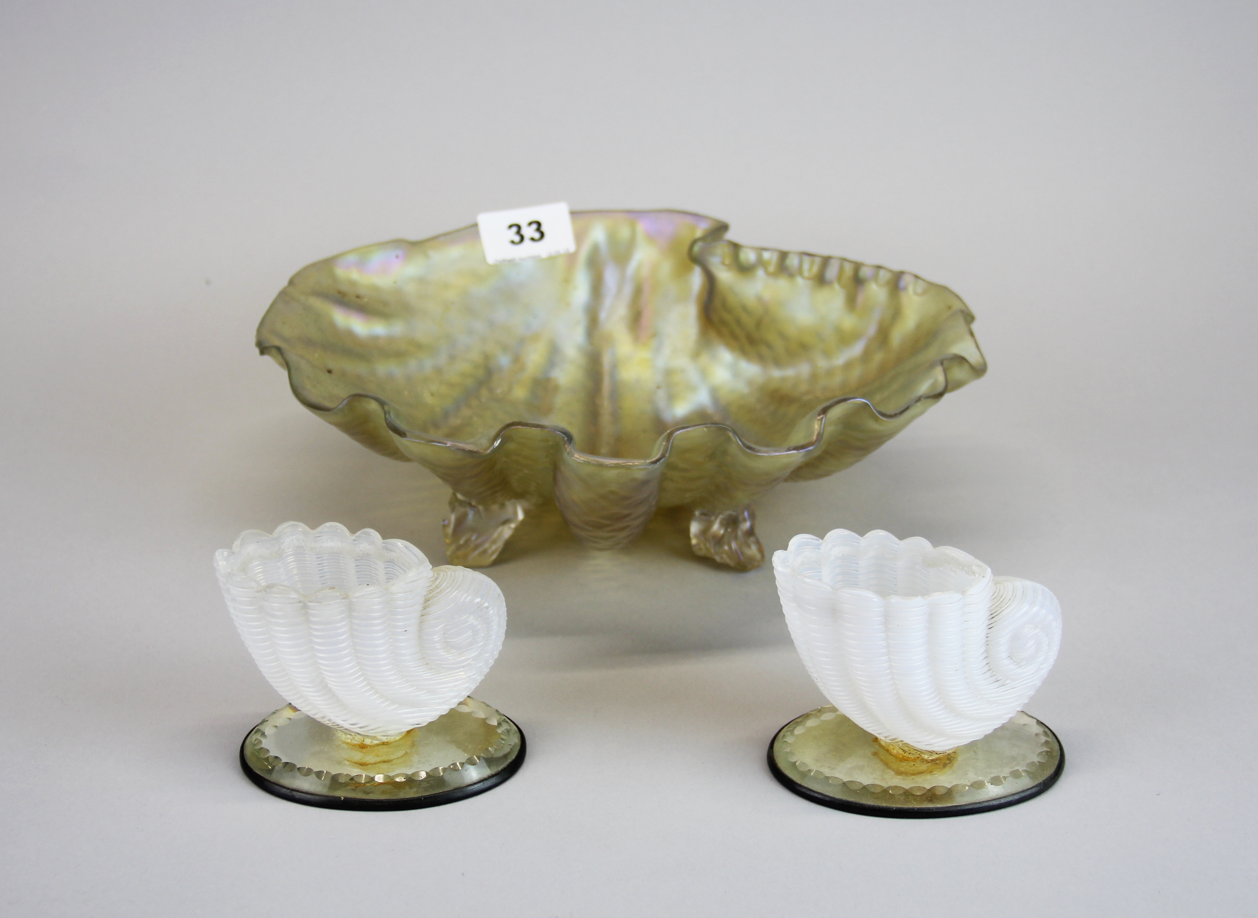 A pair of 19th century vaseline glass shell salts, mounted on oval mirrors, H. 7cm. Together with