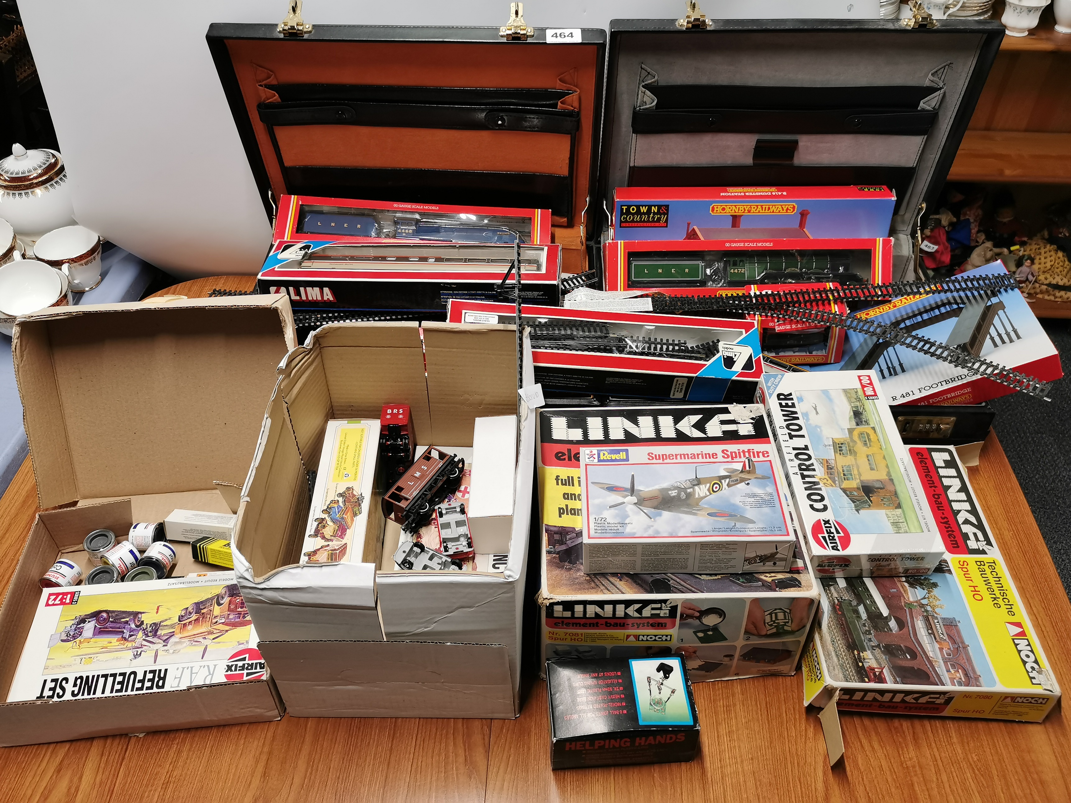 A quantity of Hornby 00 gauge railway items with Linka building kits and Airfix models.