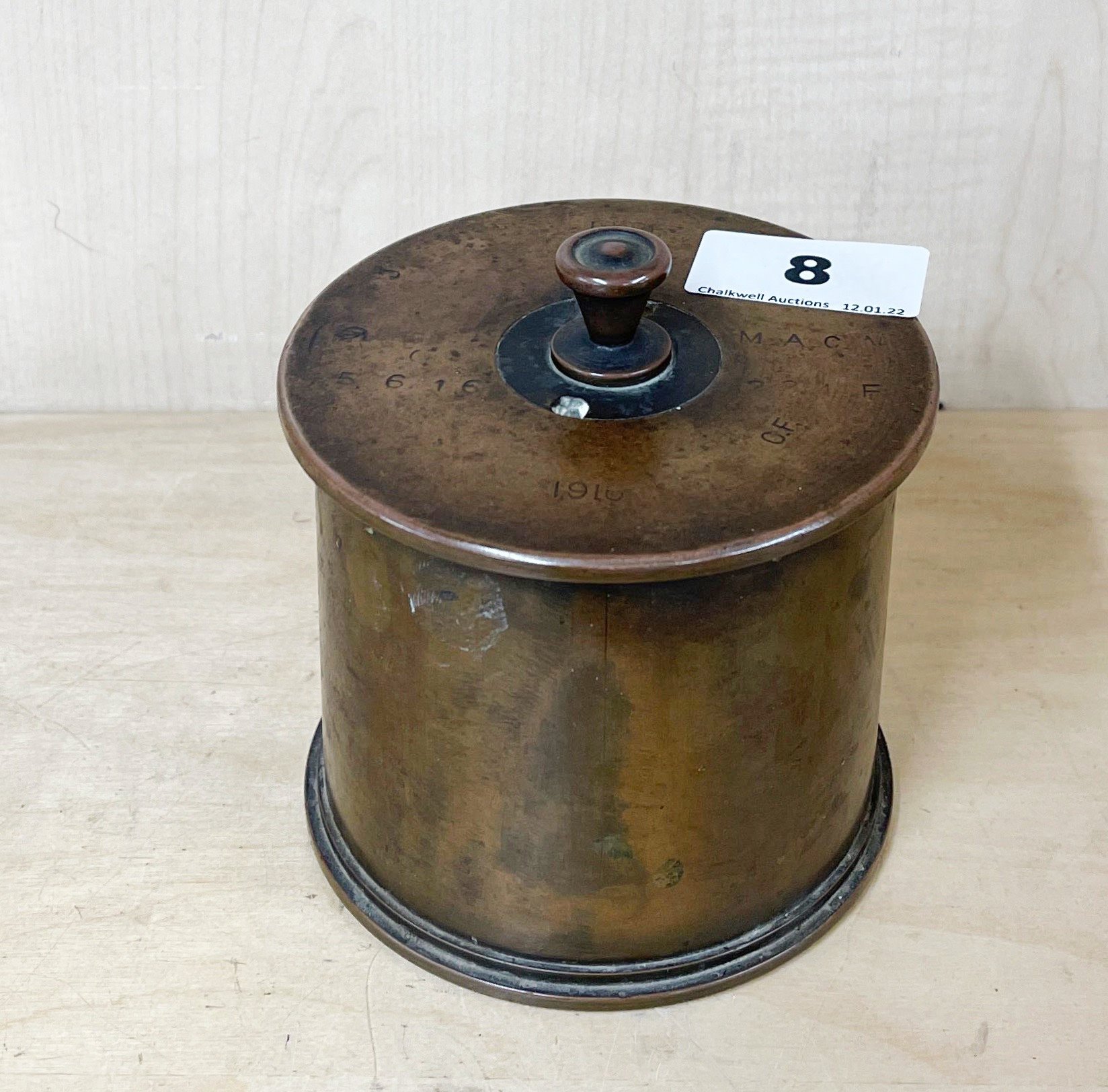 A 1916 trench art shell case tobacco jar, H. 11cm.