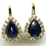 A pair of 925 silver gilt drop earrings set with faceted sapphires and white stones, L. 1.9cm.