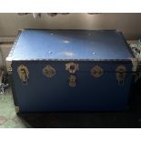 A vintage travelling trunk, 91 x 51 x 51cm.