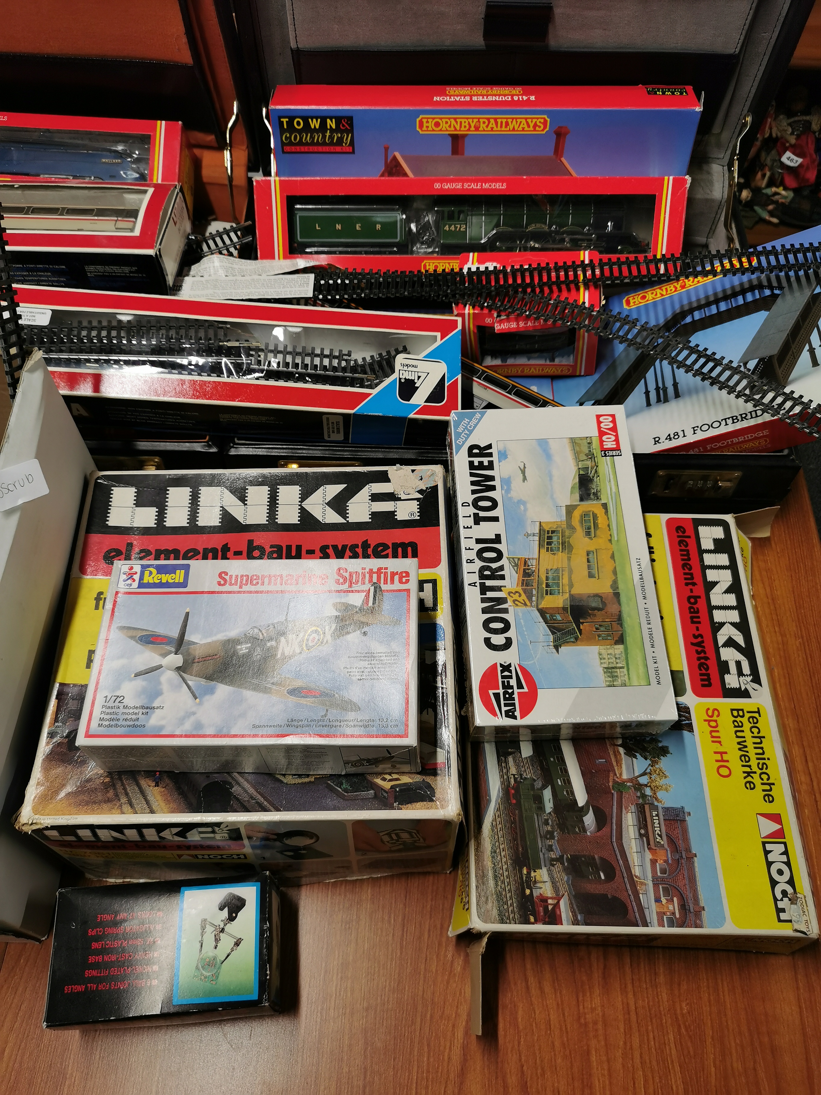 A quantity of Hornby 00 gauge railway items with Linka building kits and Airfix models. - Image 3 of 4