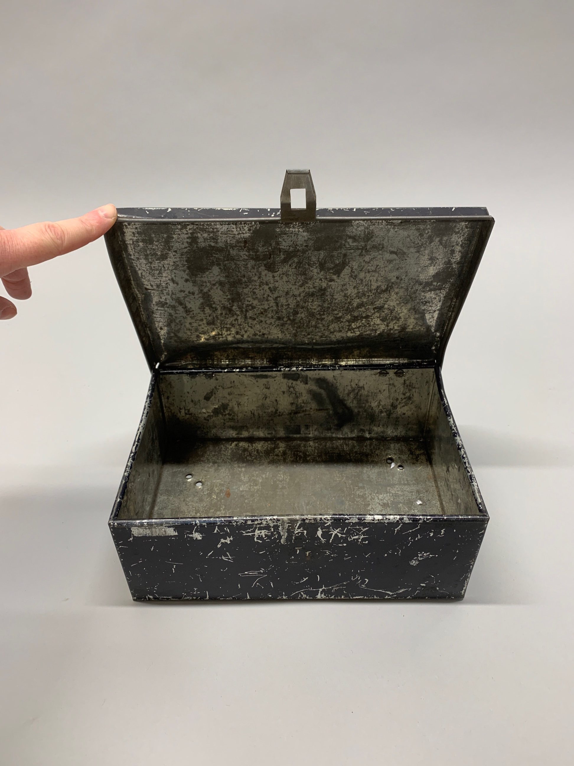 An early 20th century first aid box, probably from an omnibus, 23 x 16 x 9cm. - Bild 3 aus 3