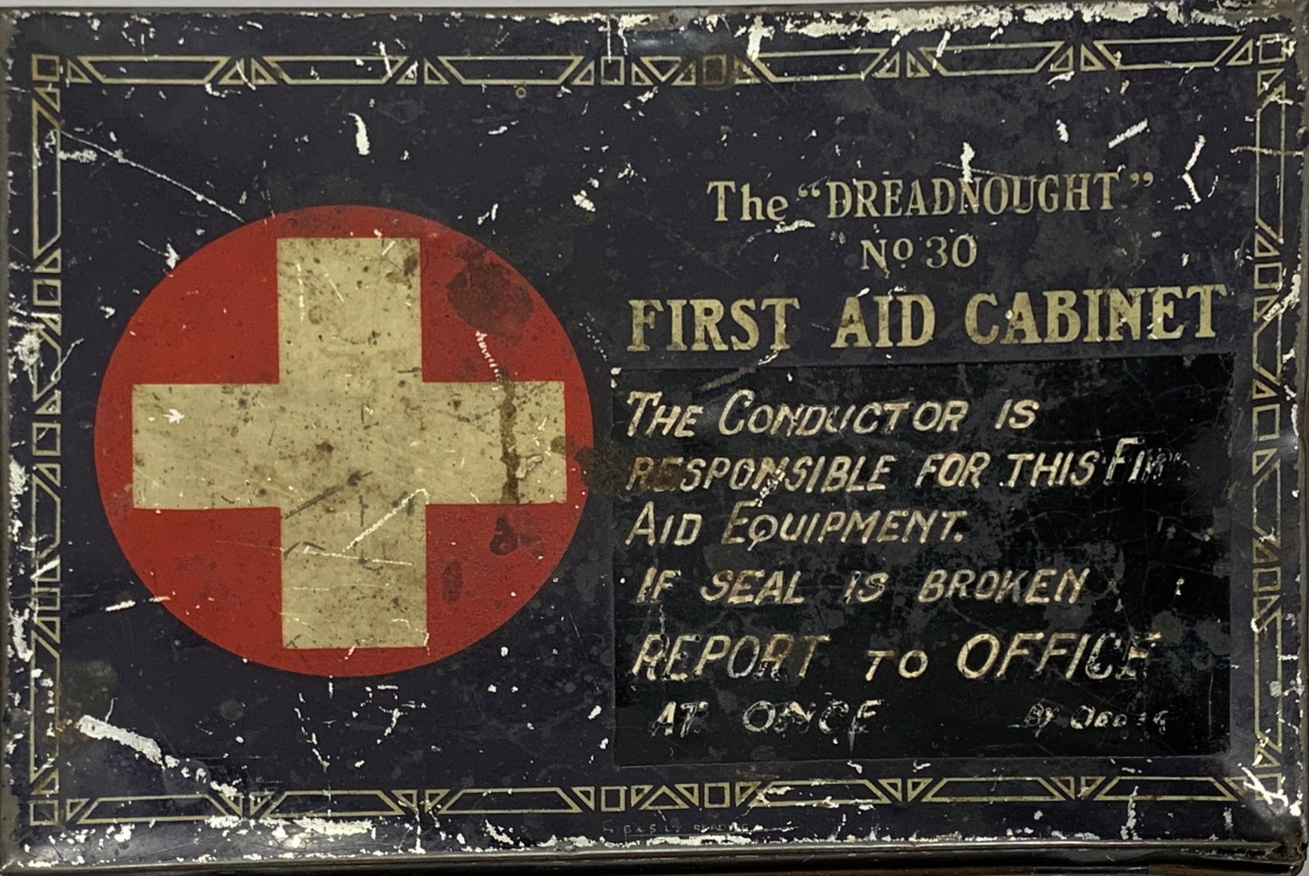 An early 20th century first aid box, probably from an omnibus, 23 x 16 x 9cm. - Bild 2 aus 3