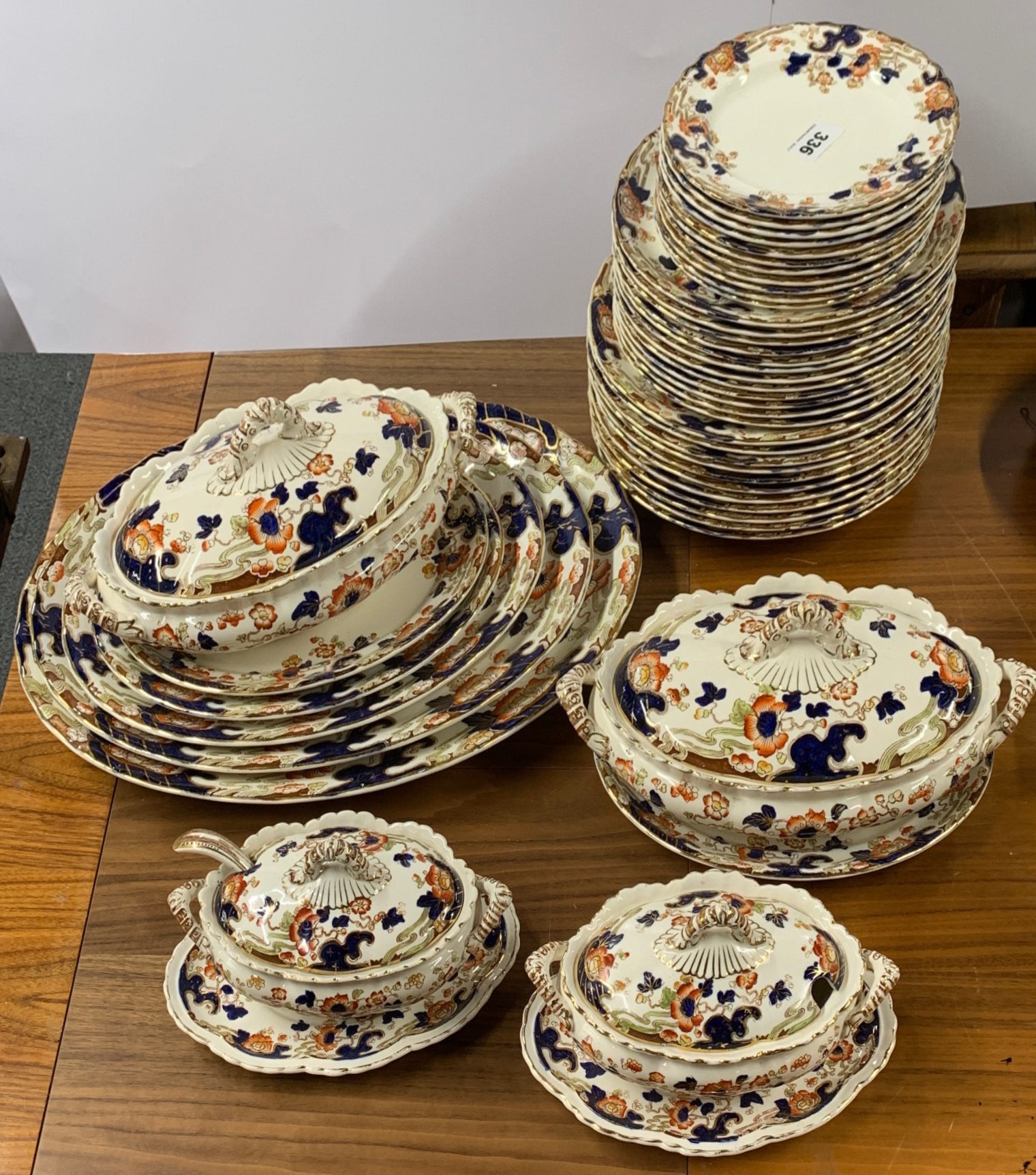 A very extensive 19th/ early 20th century Keeling & Co Tokio pattern dinner service. Minimum 10
