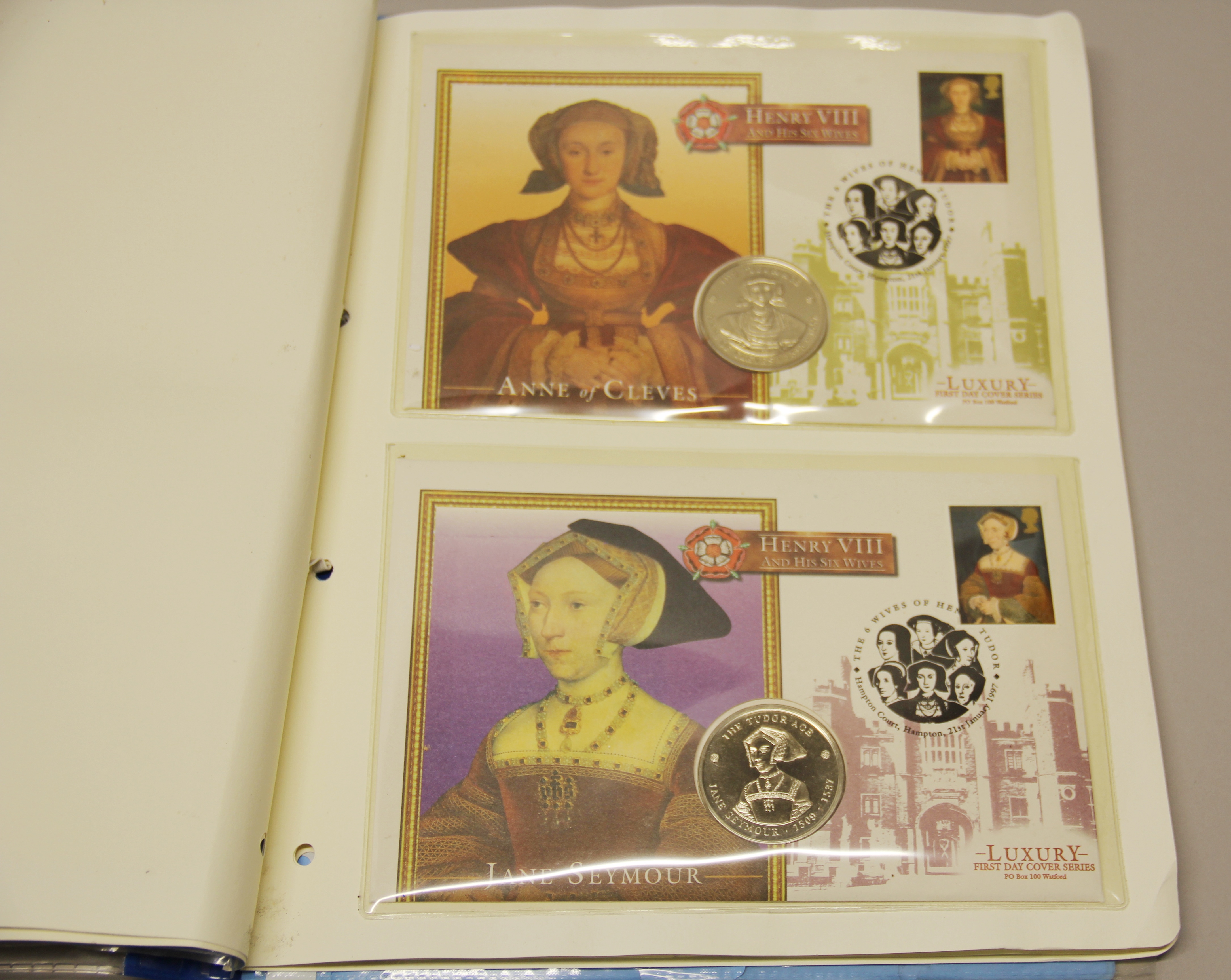 A group of first day cover coins and mixed commemorative and copy coins. - Bild 5 aus 5