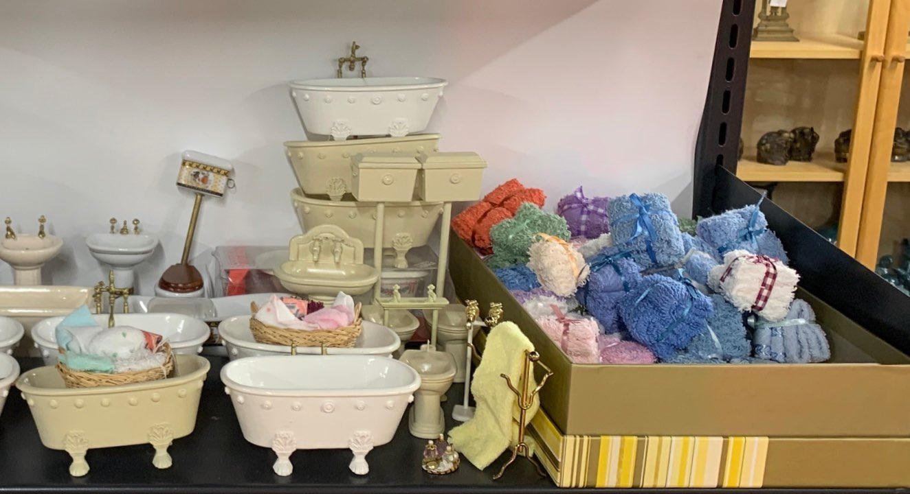 A quantity of dolls house bathroom furniture items. - Image 3 of 3