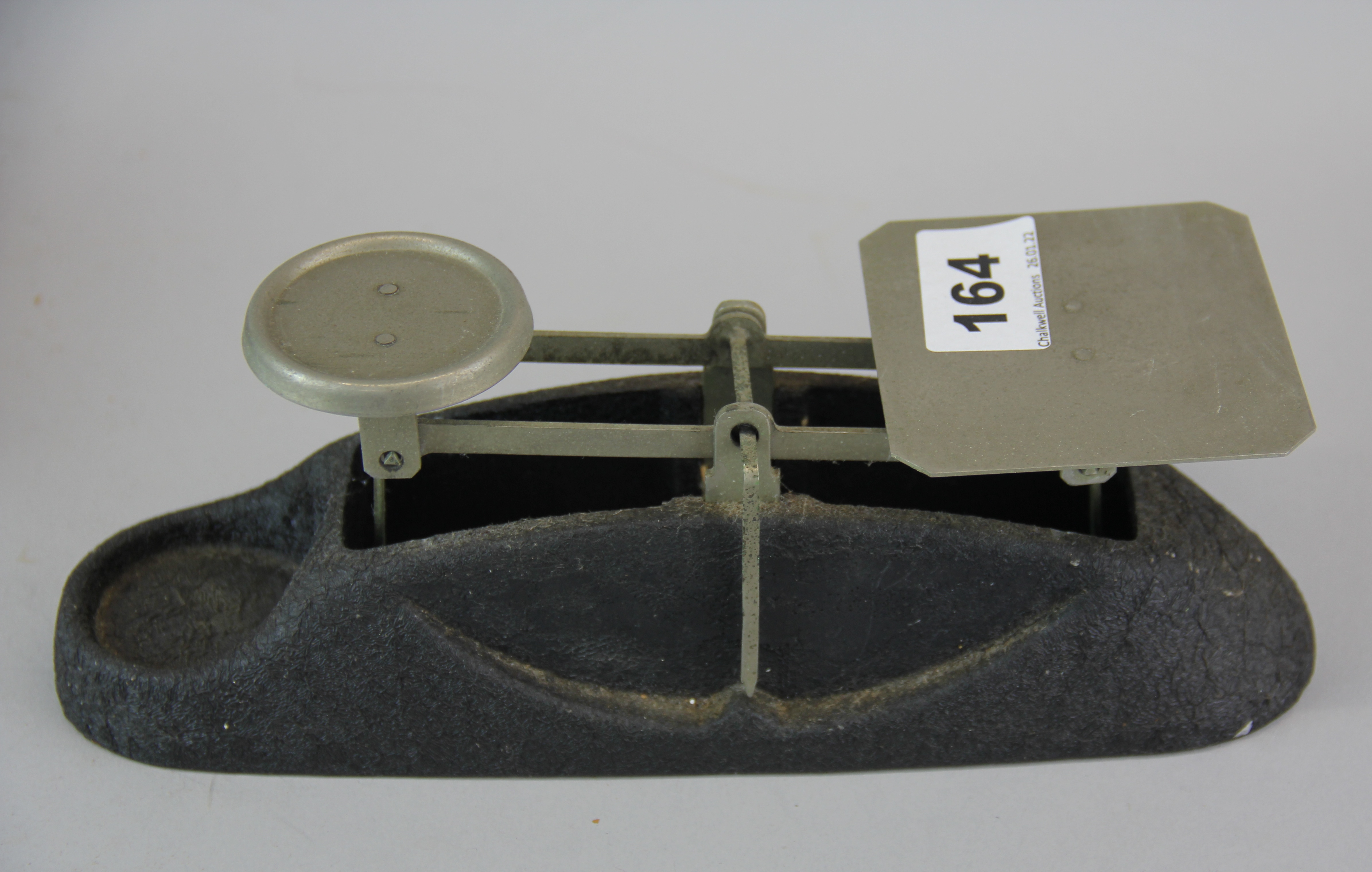 A vintage coin scale and weights. - Bild 3 aus 3