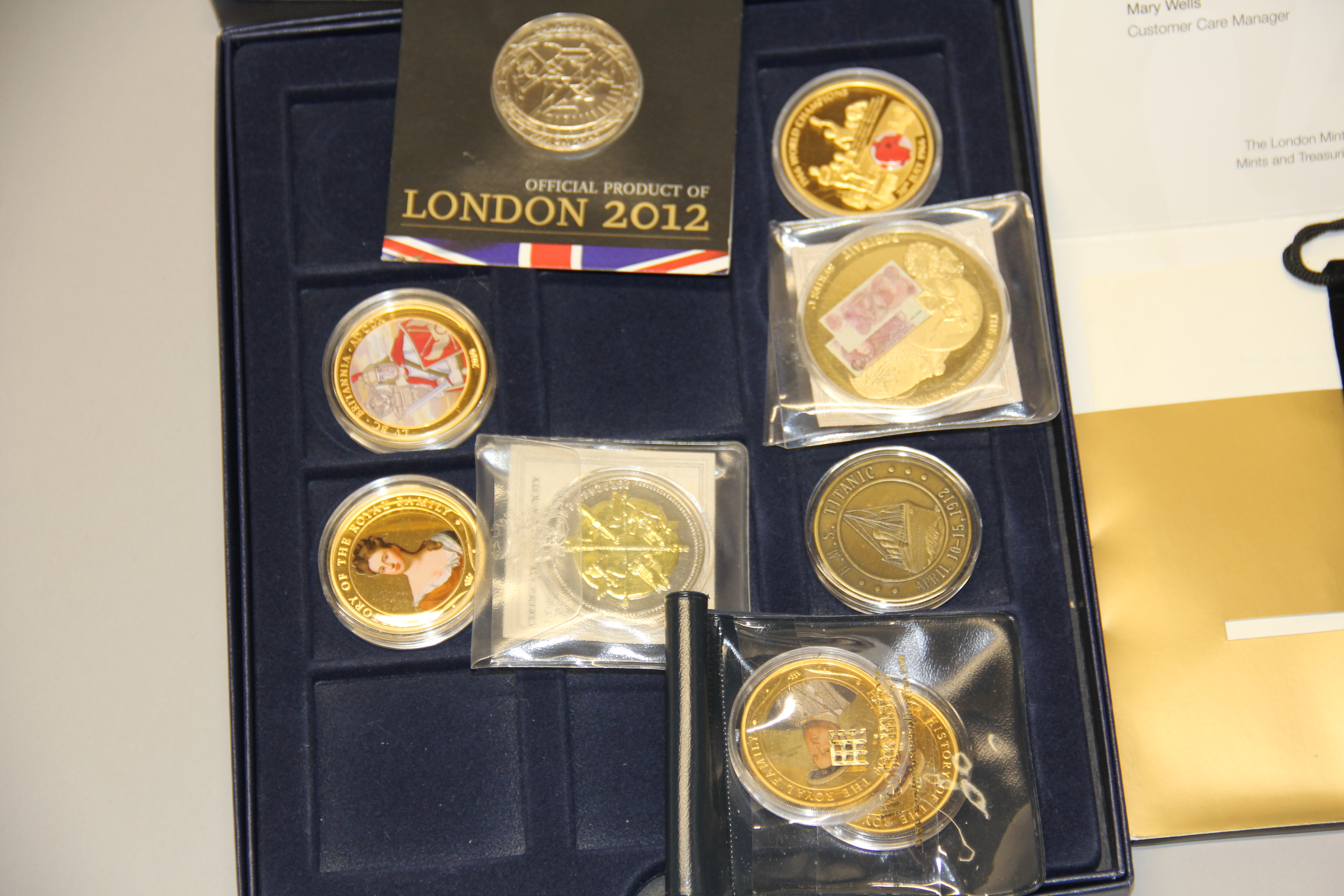 A group of first day cover coins and mixed commemorative and copy coins. - Bild 3 aus 5