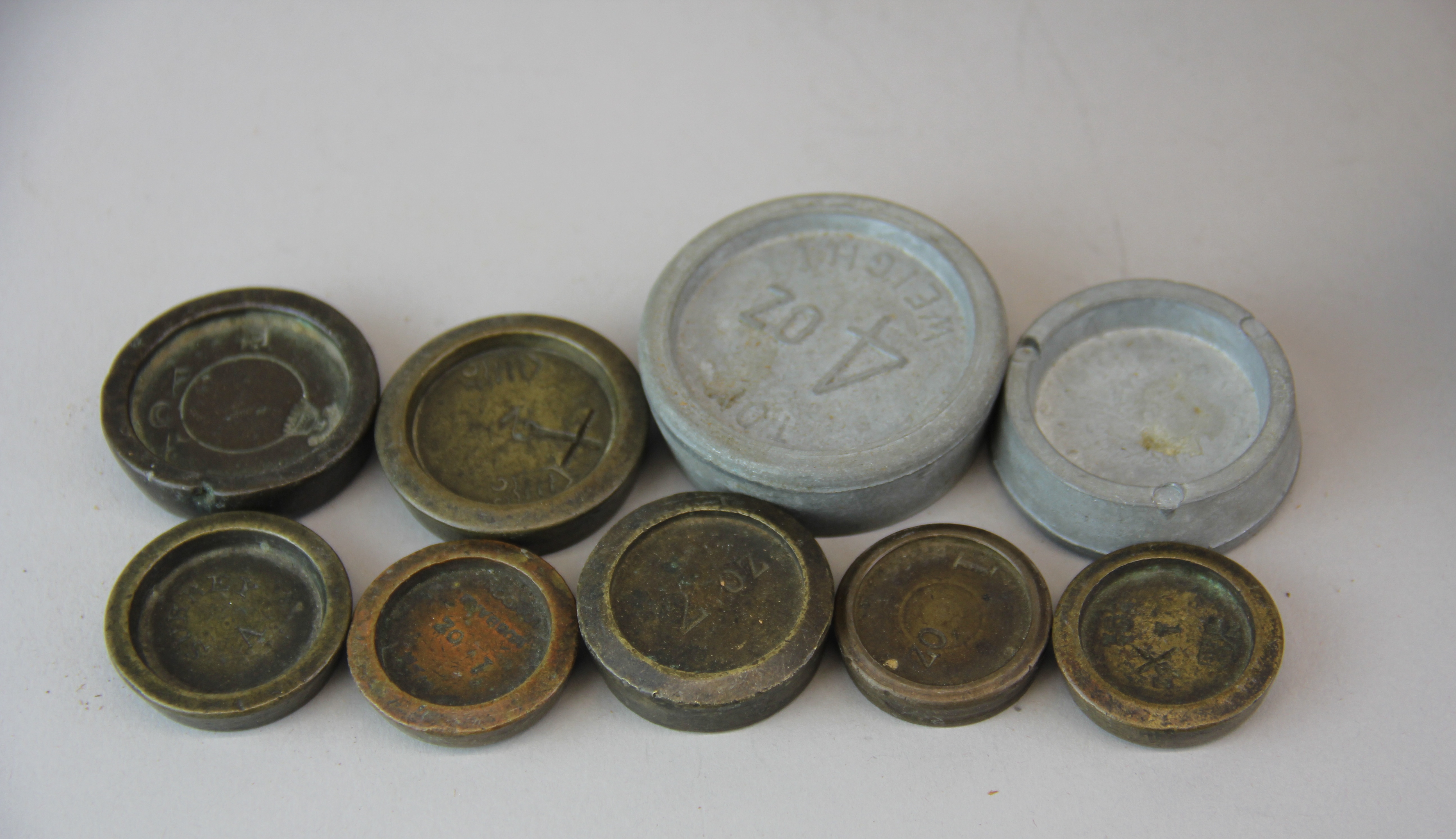 A vintage coin scale and weights. - Bild 2 aus 3