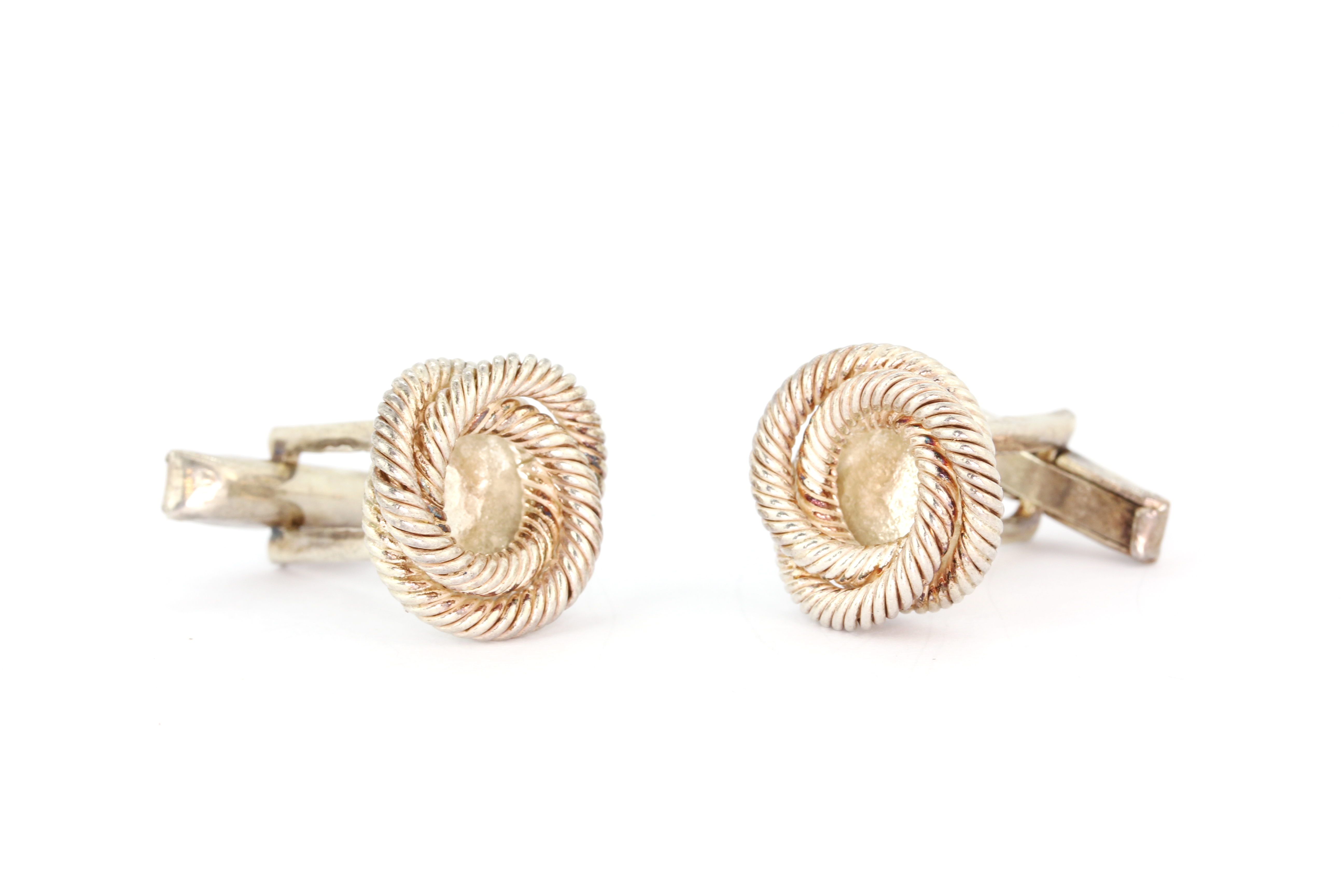 A heavy pair of 925 silver knot cuff links, L. 1.6cm.