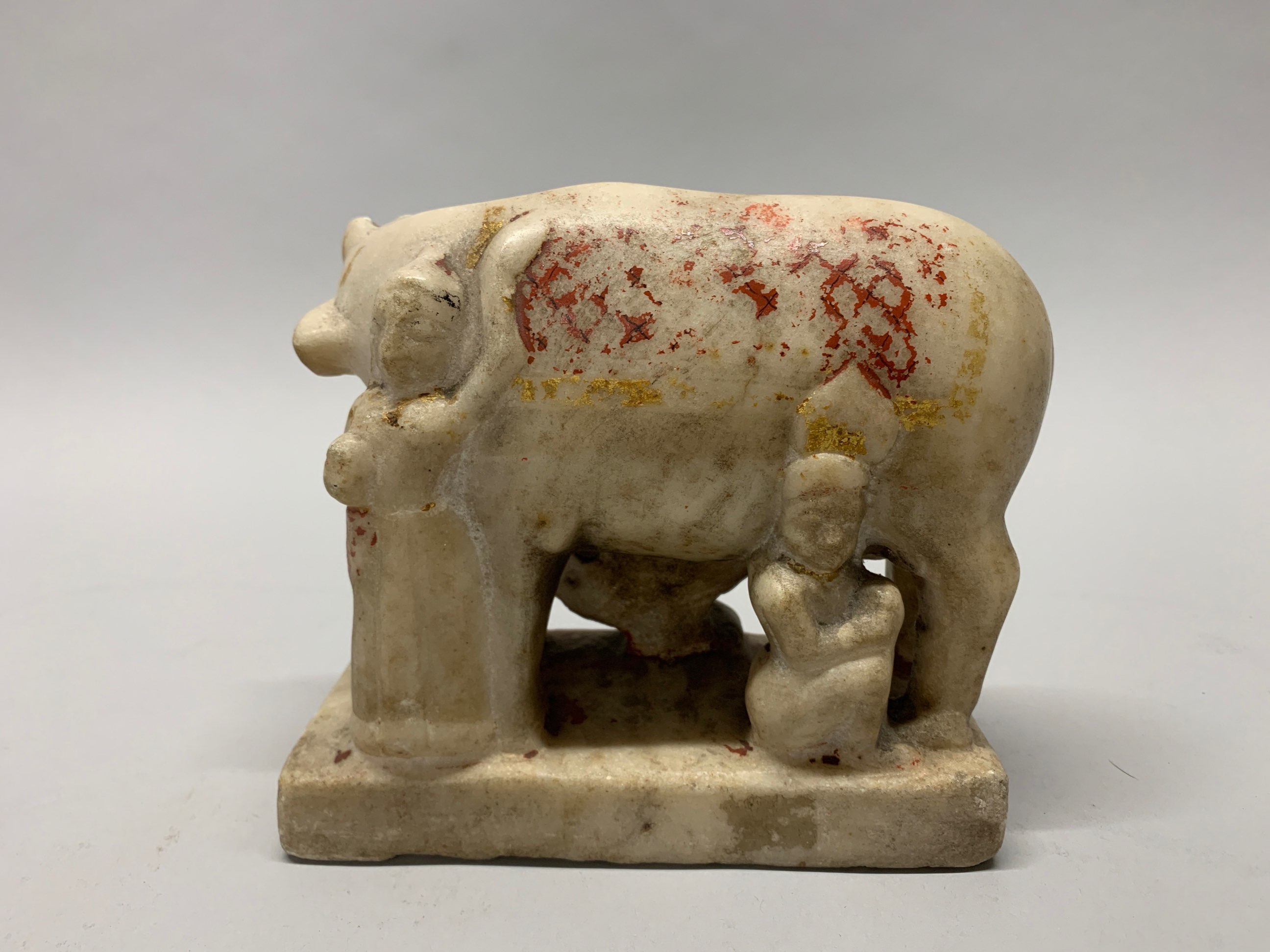 An 18th/ early 19th century Asian carved marble figure of a cow and calf with two female attendants, - Bild 2 aus 3