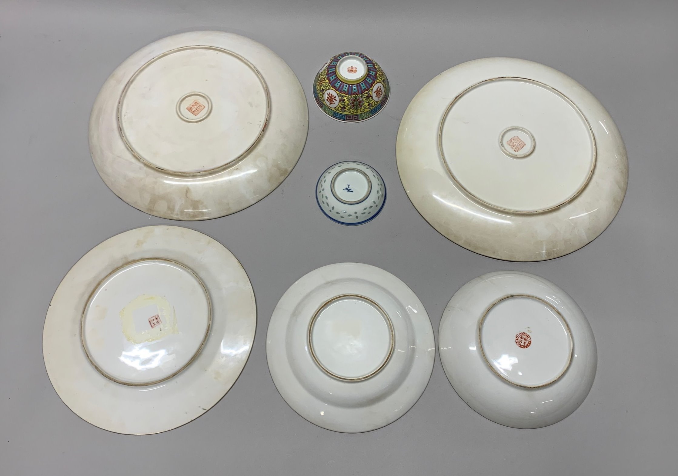 A group of Chinese porcelain items. - Bild 2 aus 3