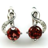 A pair of 925 silver garnet and white stone set drop earrings, L. 1.4cm.