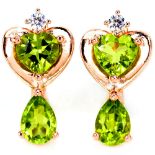 A pair of 925 silver rose gold gilt drop earrings set with heart cut peridots, L. 1.9cm.