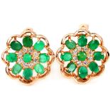 A pair of 925 silver clustr earrings set with oval cut emeralds, Dia. 1.8cm.