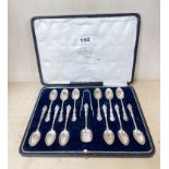 A cased set of hallmarked silver teaspoons and sugar tongs (London circa 1915).