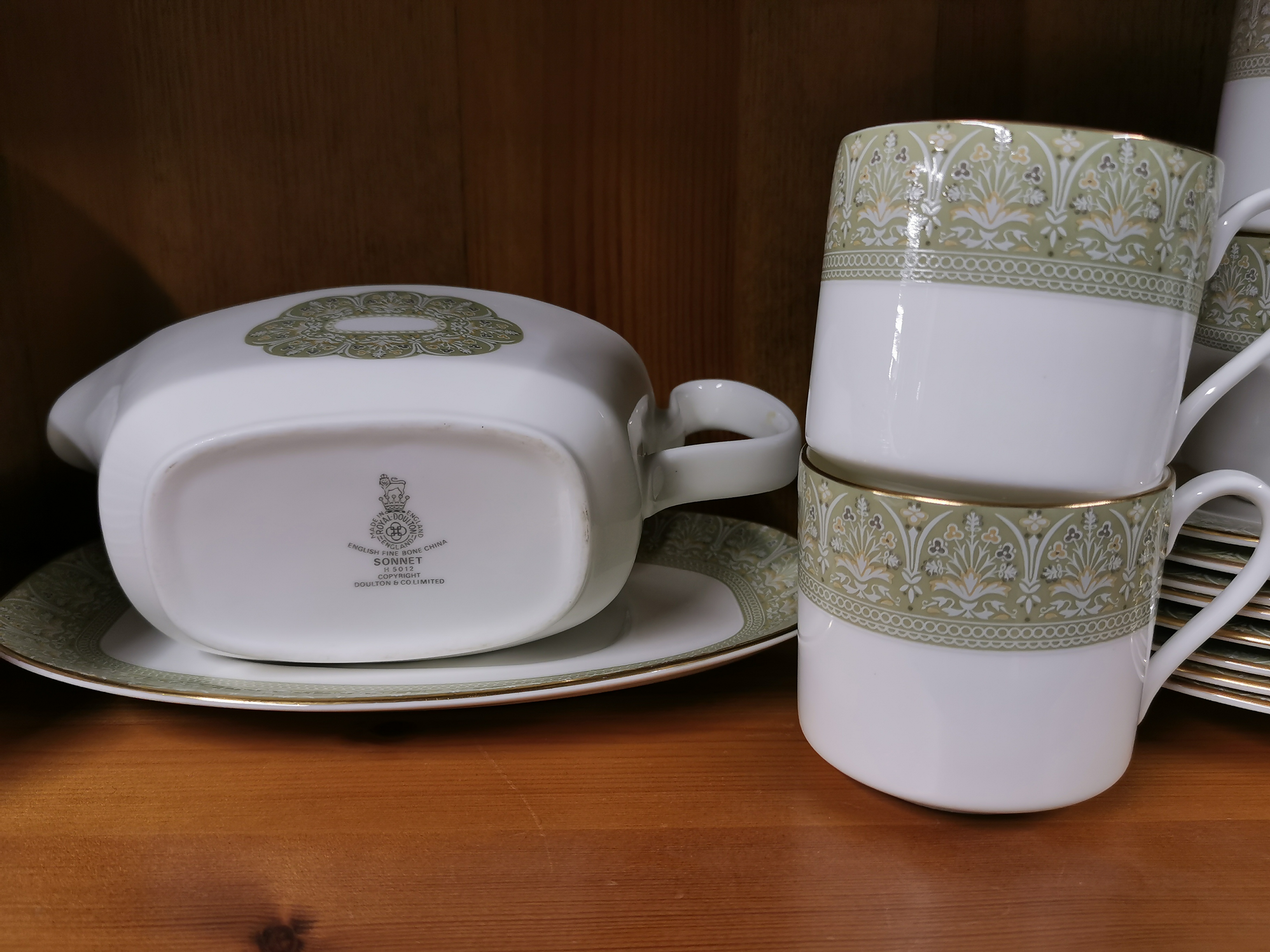 An extensive Royal Doulton Sonnet pattern tea and dinner service. - Bild 2 aus 2