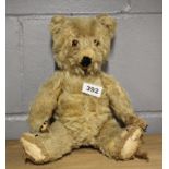 A vintage teddy bear, H. 33cm.