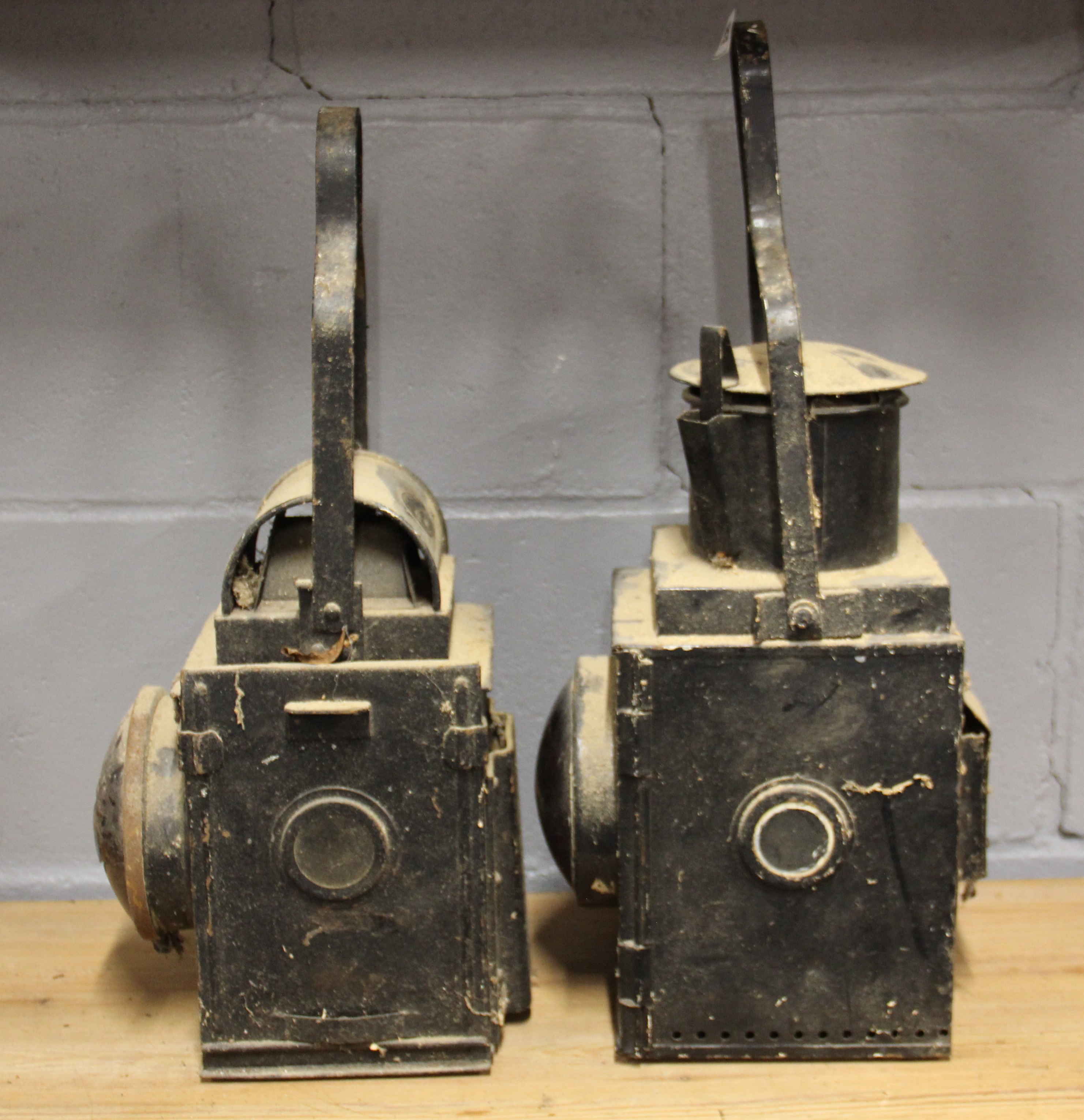 Two early railway signalling lamps, H. 52cm. - Bild 2 aus 2