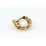 A heavy handmade 9ct gold ring set with a natural grey baroque pearl. (L)