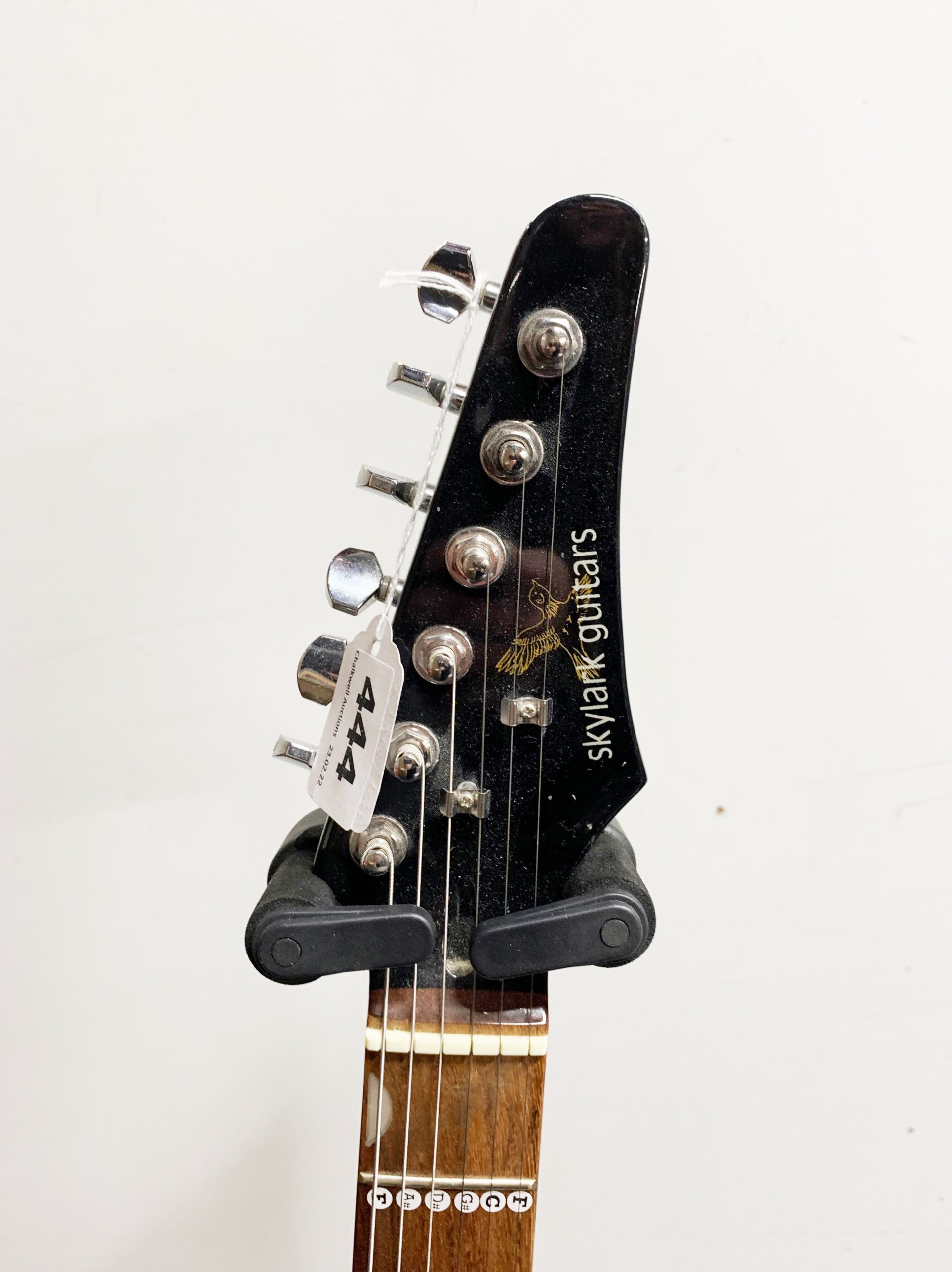 A black Thinline Telecaster style electric guitar with stand. - Bild 2 aus 2