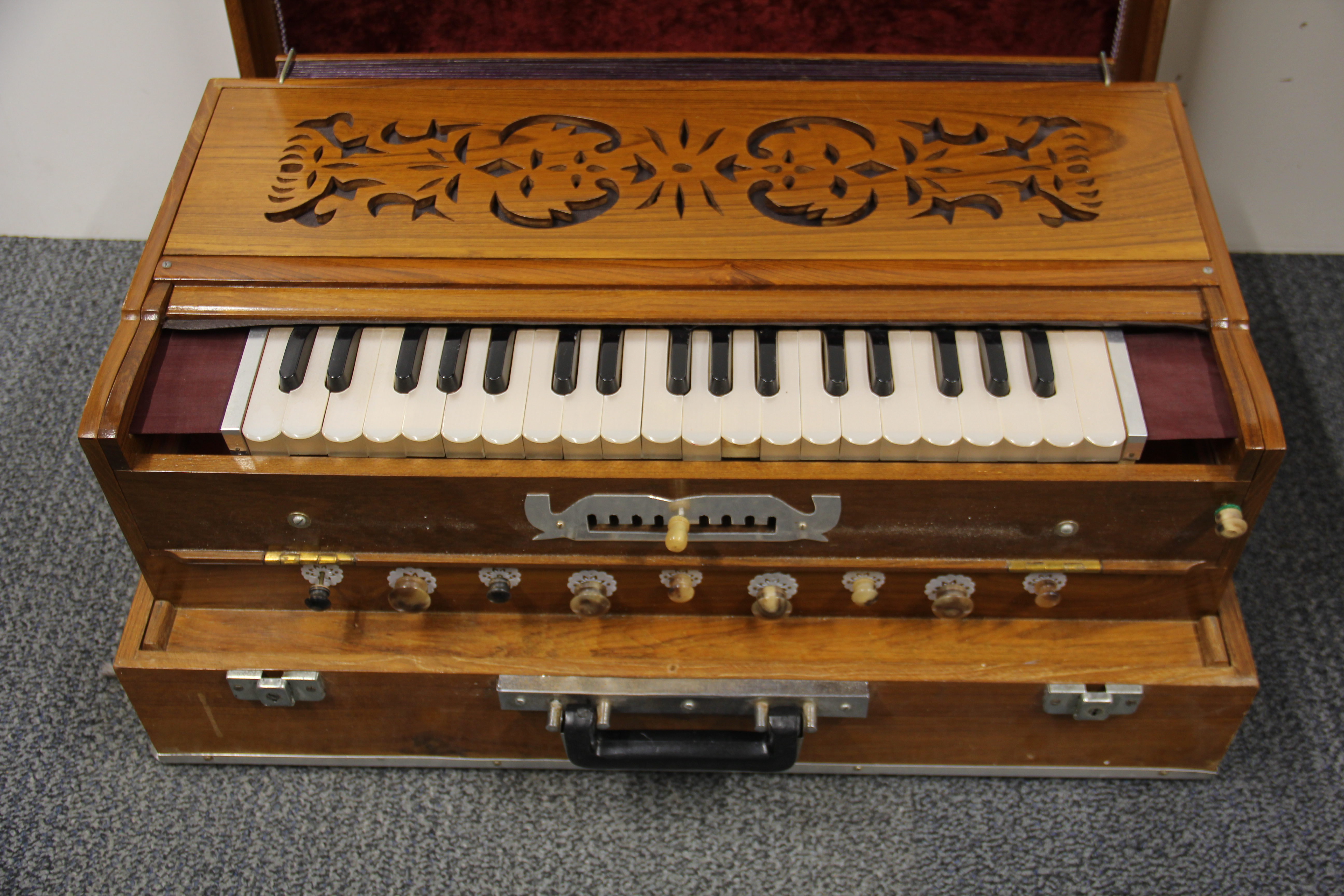 A beautiful cased hand pumped wooden keyboard. - Bild 2 aus 2