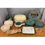 A quantity of vintage kitchenalia.