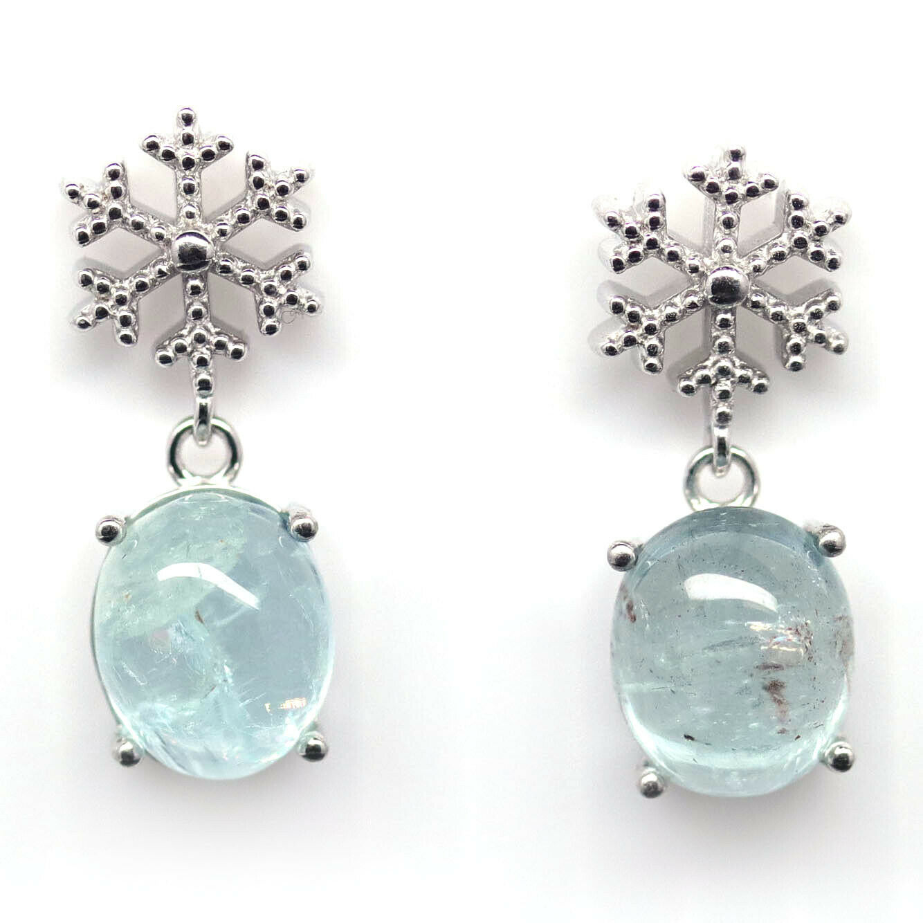A pair of 925 silver snowflake shaped drop earrings set with cabochon cut aquamarines, L. 2.1cm.
