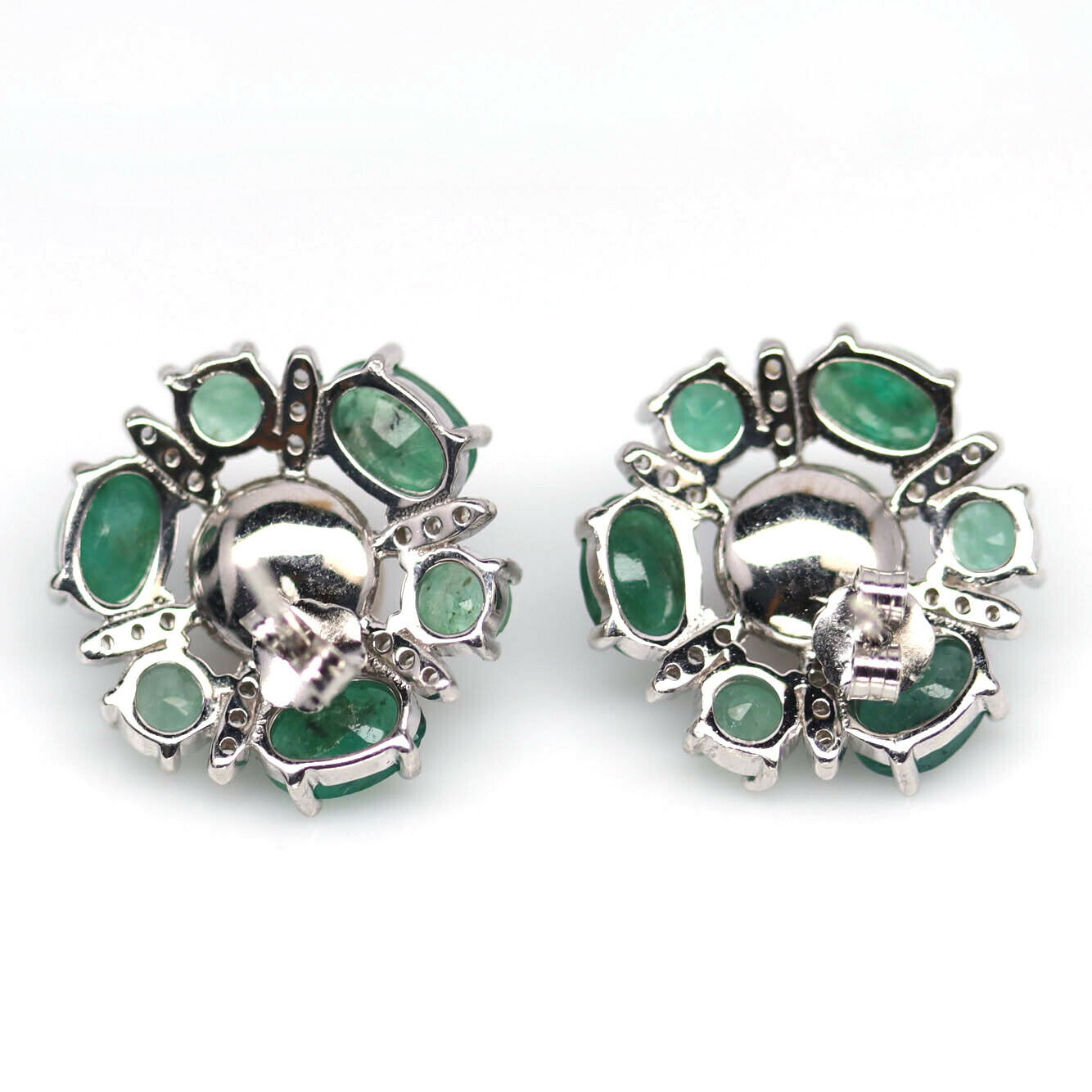 A pair of 925 silver cluster earrings set with oval cut emeralds and white stones, with creamy - Bild 2 aus 2