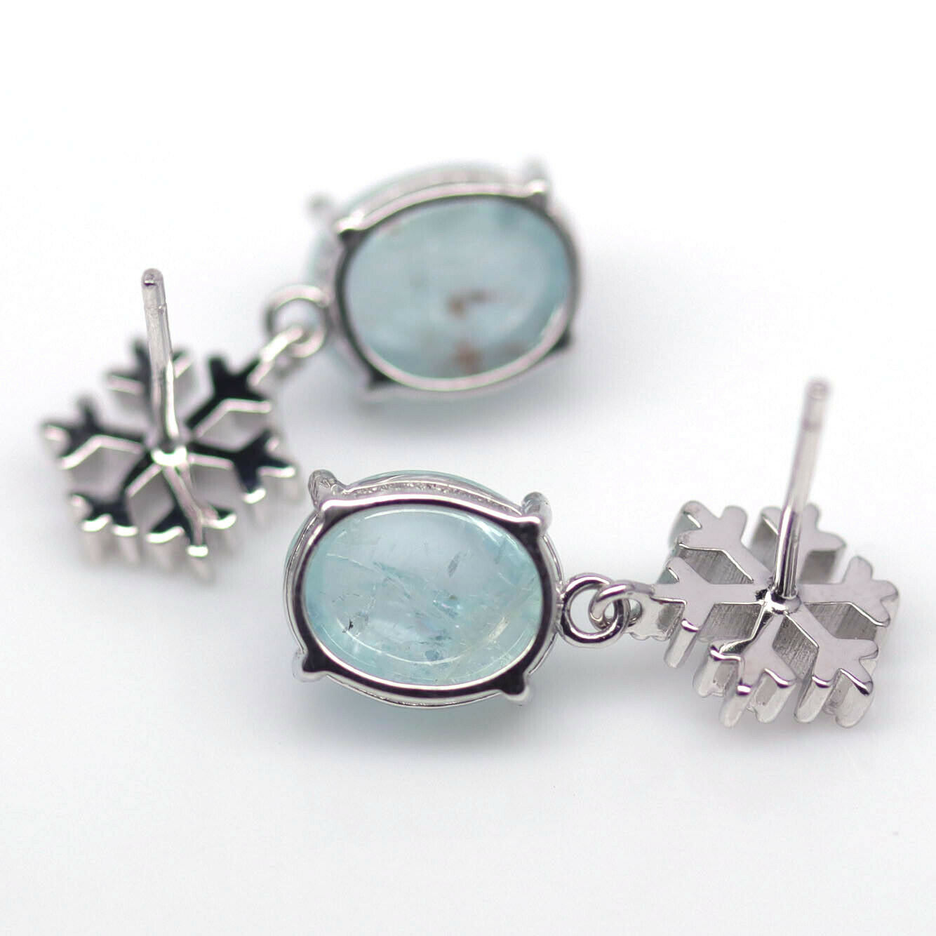 A pair of 925 silver snowflake shaped drop earrings set with cabochon cut aquamarines, L. 2.1cm. - Bild 2 aus 2