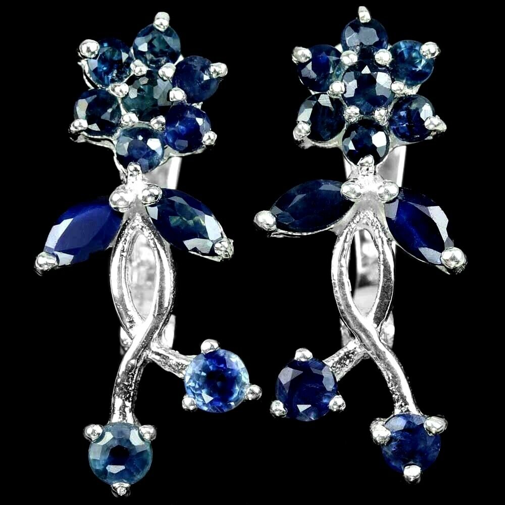 A pair of 925 silver flower shaped drop earrings set with sapphires, L. 2.3cm. Condition NEW,