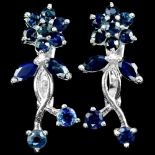 A pair of 925 silver flower shaped drop earrings set with sapphires, L. 2.3cm. Condition NEW,