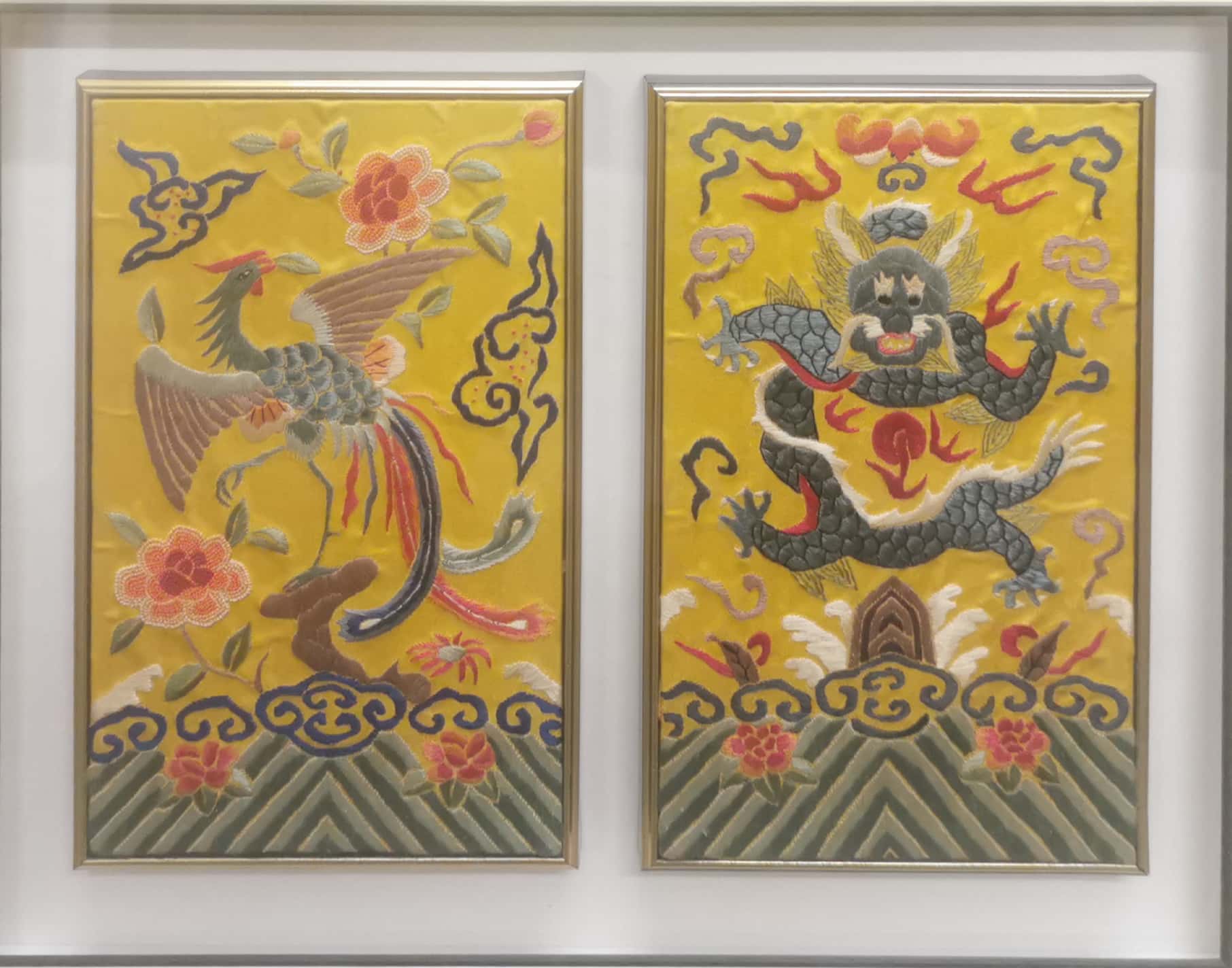 A framed pair of Chinese embroidered silk rank badges, frame size 48 x 58cm. Provenance: estate of a - Bild 2 aus 2