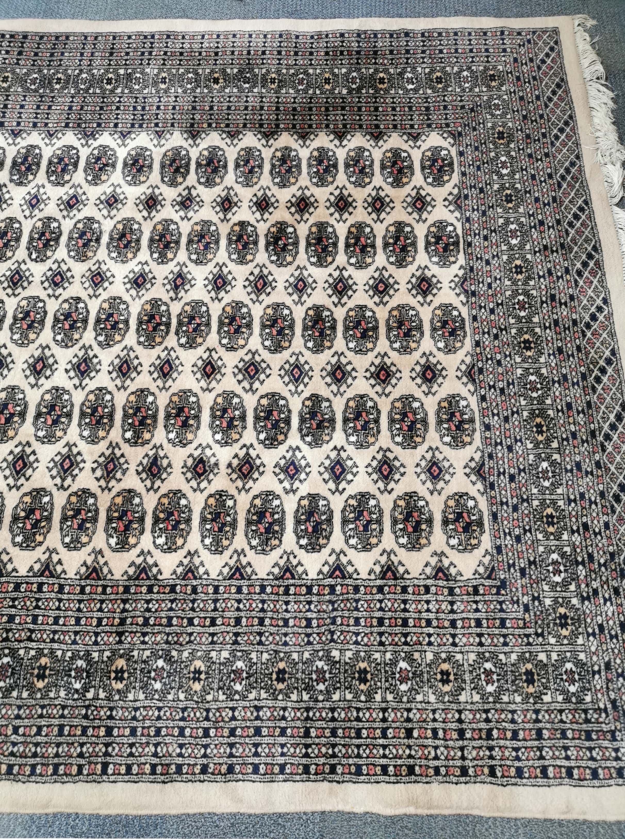 A large Eastern wool rug, 190 x 280cm. - Image 2 of 4