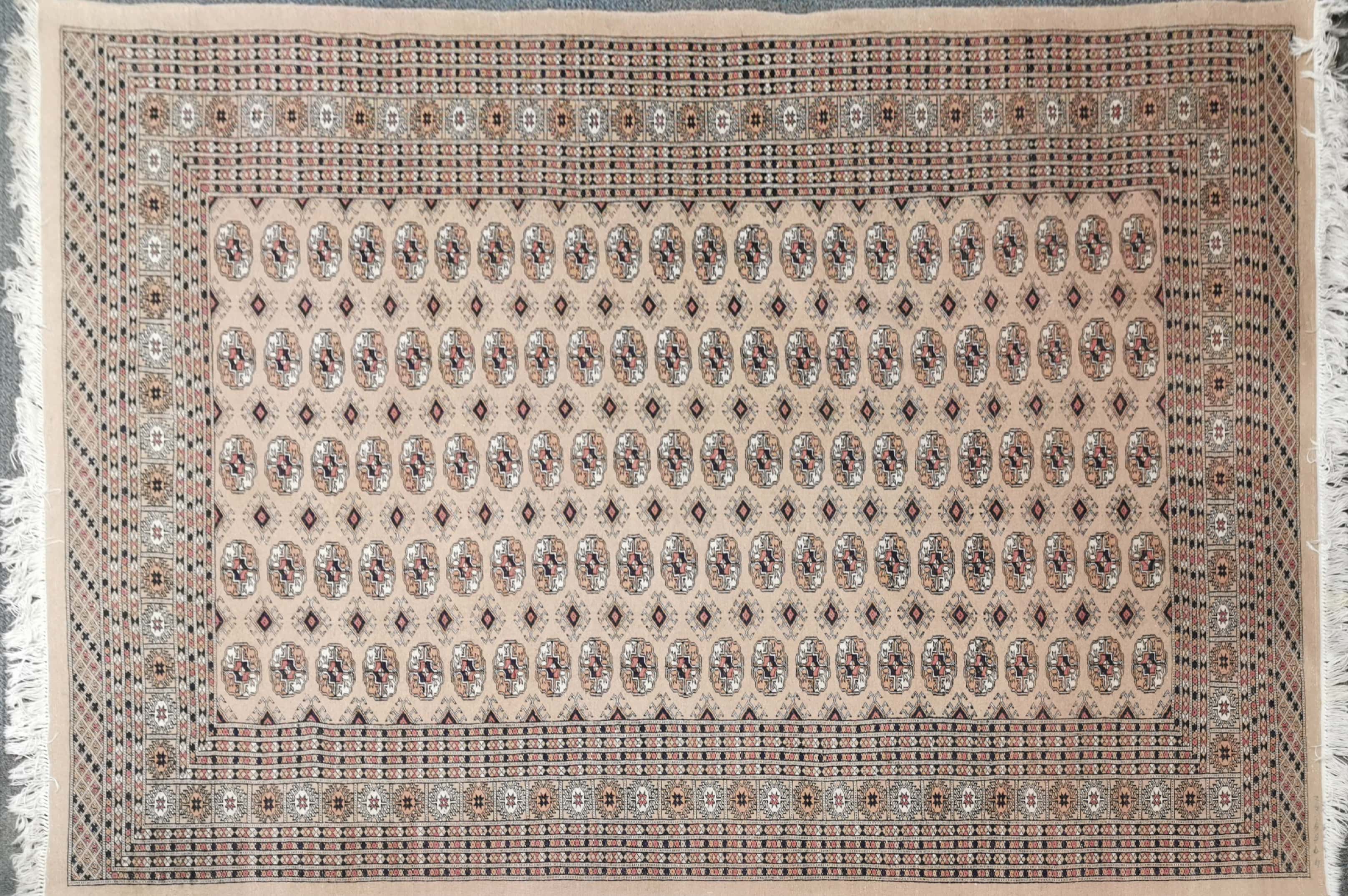 A large Eastern wool rug, 190 x 280cm. - Image 4 of 4