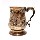 A heavy Georgian hallmarked hammered and chased silver tankard c. 1795, H. 13cm.