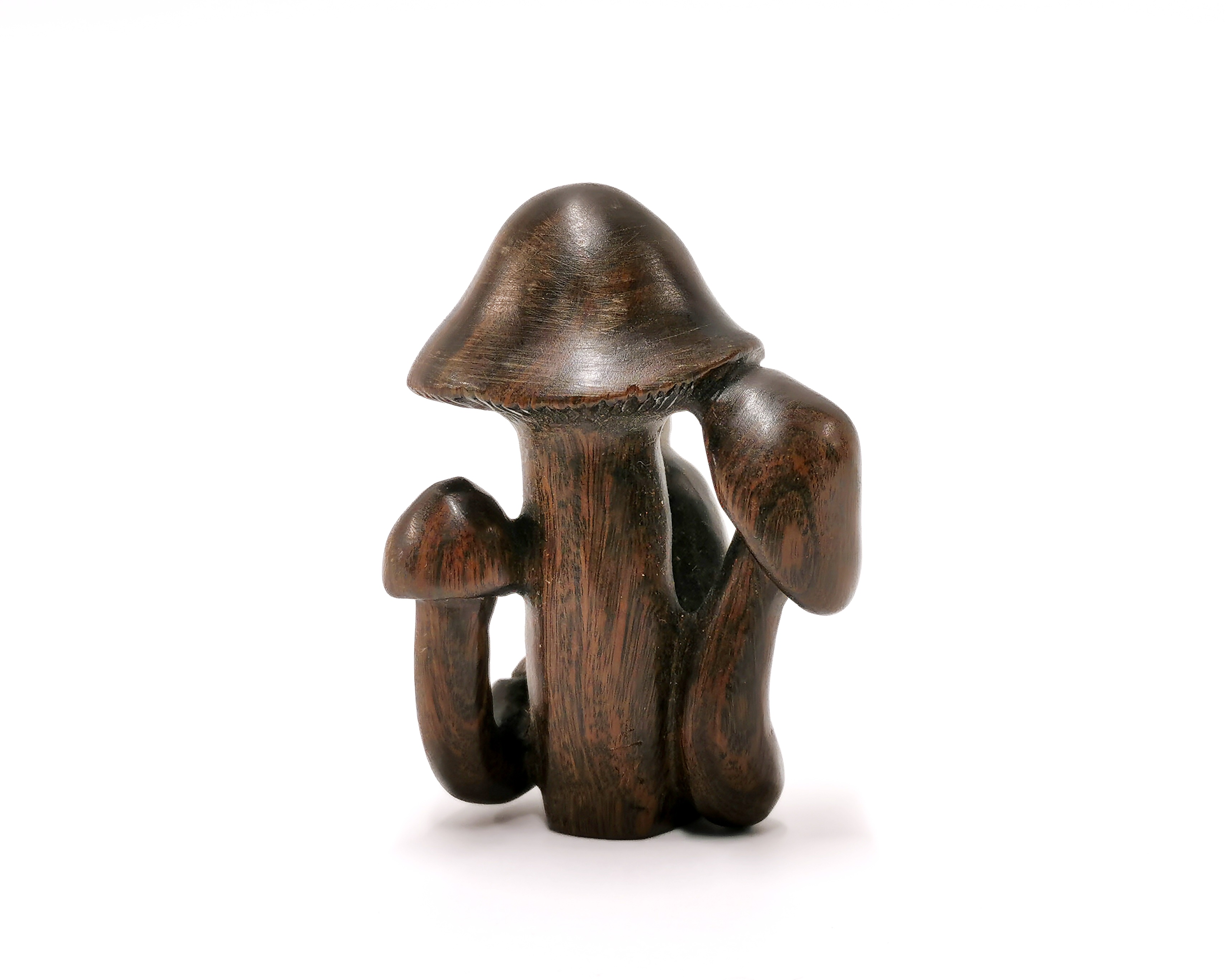 A carved fruitwood Netsuke of a monkey sitting beneath a mushroom with black obsidian eyes. - Bild 2 aus 3