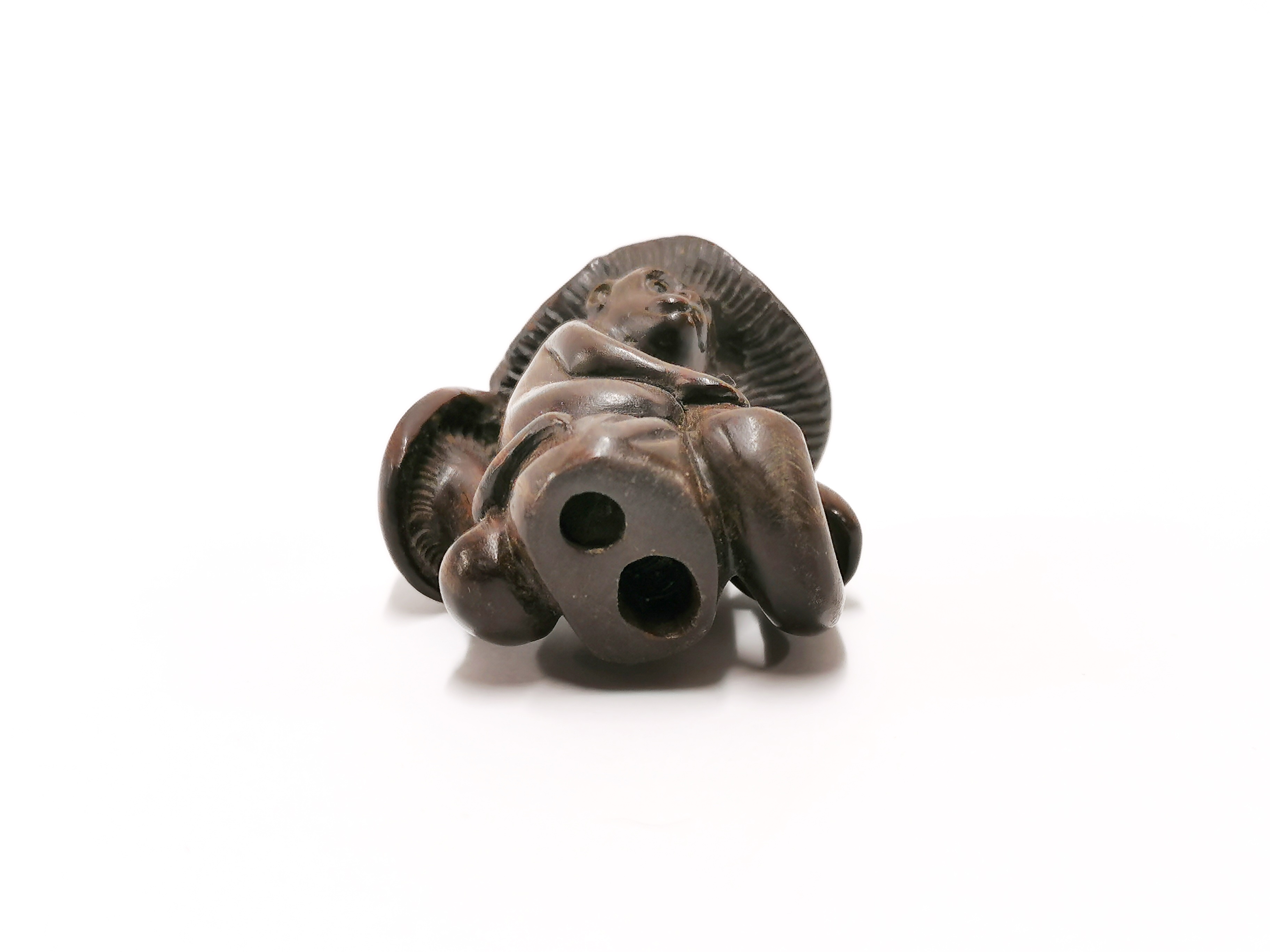 A carved fruitwood Netsuke of a monkey sitting beneath a mushroom with black obsidian eyes. - Bild 3 aus 3