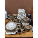 An extensive Meakin Maidstone pattern pottery dinner service.