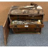 A wooden tool chest and contents, 41 x 35 x 21cm.