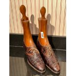 A pair of vintage ladies' leather shoes and wooden boot jacks, L. 26cm, H. 33cm.