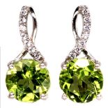 A pair of 925 silver earrings set with peridot and white stones, L. 1.5cm.