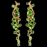 A pair of 925 silver rose gold gilt drop earrings set with round cut peridots, L. 4cm.