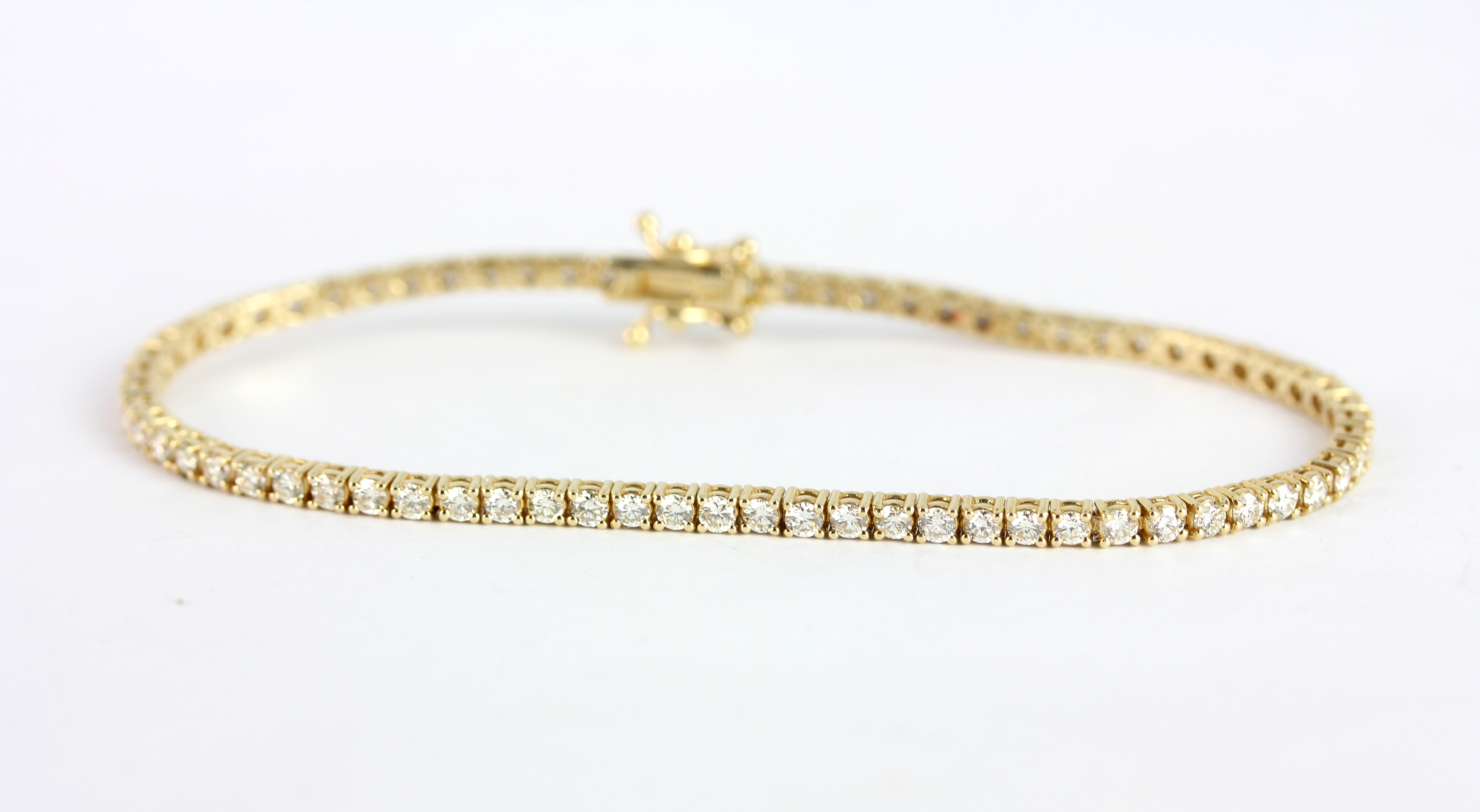 A yellow metal (tested 14ct gold) tennis bracelet set with brilliant cut diamonds, approx. 2.56ct, - Bild 3 aus 5