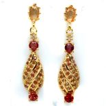 A pair of 925 silver gilt drop earrings set with rubies and fancy yellow sapphires, L. 3cm.