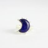 A 925 silver moon shaped ring set with lapis lazuli, (N.5).
